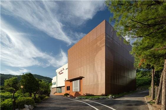 총괄건축:지음플러스(대표건축가 김성훈)/일반시공 ㈜우진아이디/파사드시공 ㈜엠비케이