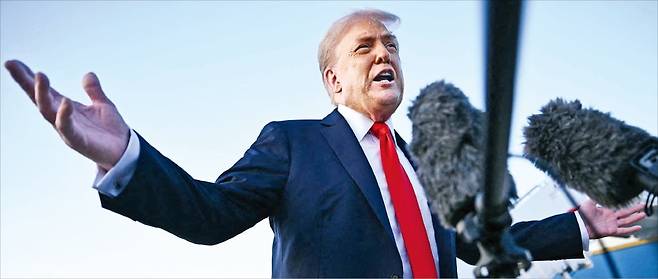 도널드 트럼프 미국 대통령은 9월 7일(현지 시간) 뉴욕에서 워싱턴DC 인근 앤드루스 합동기지로 돌아와 기자들과 만난 자리에서 한국인 구금 사태로 한·미 관계가 긴장될 거라고 생각하느냐는 질의에 “그렇지 않다. 우리는 한국과 매우 좋은 관계를 갖고 있다”고 답했다. 사진=AFP연합뉴스