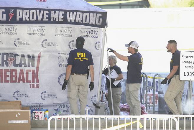 미국 연방수사국(FBI) 요원들이 11일(현지시간) 미국 유타주 오렘의 유타밸리대학교 캠퍼스에서 보수 성향 활동가 찰리 커크가 총격을 받은 천막 주변을 조사하고 있다. UPI연합뉴스