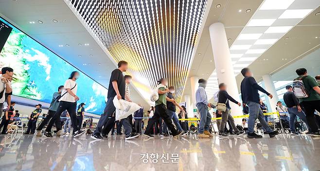 미국 조지아주에 구금됐던 한국 근로자들이 12일 인천국제공항 제2여객터미널에 도착해 입국장을 나서고 있다. 공항사진기자단