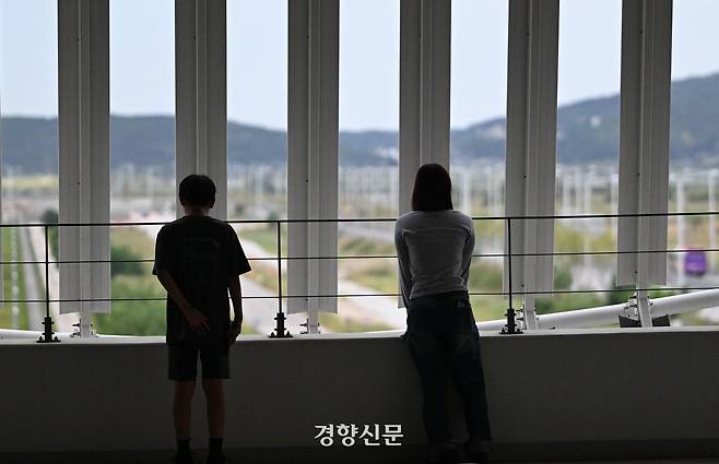 미국 이민당국에 의해 조지아주에 구금됐던 한국인 300여명이 귀국을 앞둔 12일 인천국제공항 제2여객터미널 장기주차장에서 가족들이 도착을 기다리고 있다. 공항사진기자단