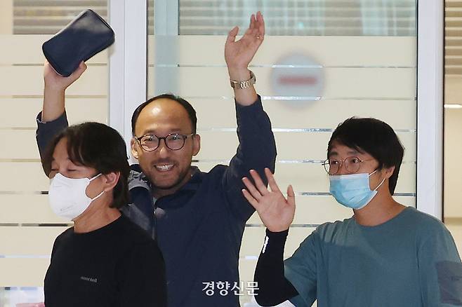 미국 이민 단속으로 구금됐던 현대차-LG엔솔 배터리공장 건설 현장 노동자들이 12일 인천국제공항 제2여객터미널에 도착한 뒤 입국장을 나서고 있다. 공항사진기자단