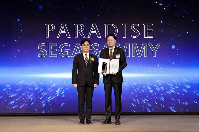 김영훈 고용노동부장관(왼쪽)과 최종환 파라다이스세가미 대표이사(오른쪽)가 기념사진을 촬영하고 있다. 파라다이스제공