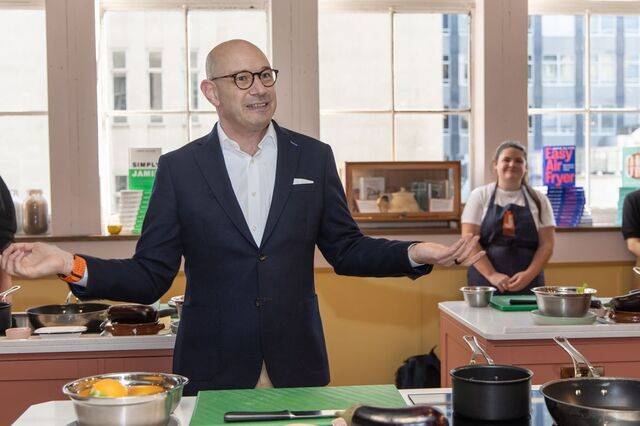 벤자민 브라운 삼성전자 구주 총괄 최고마케팅책임자(CMO)가 지난 9일(현지시간) 영국 런던 옥스포드 스트리트에 있는 ‘제이미 올리버 키친 스튜디오’에서 삼성전자 비스포크 AI 가전을 소개하고 있다. 삼성전자 제공