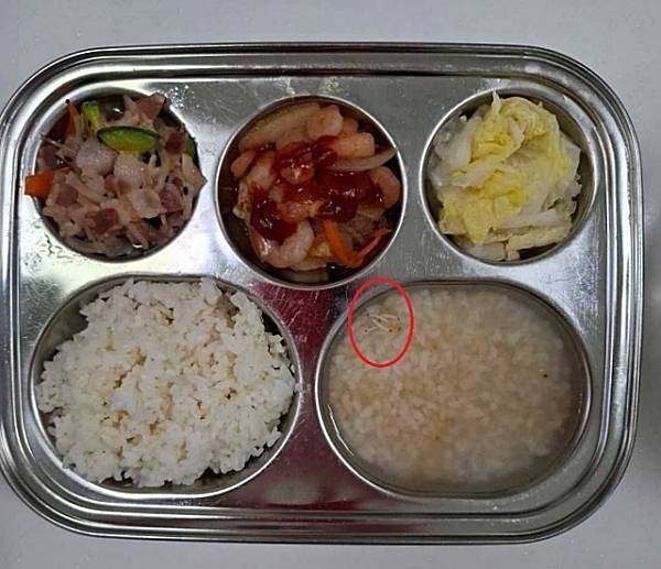 평택의 한 어린이집 급식에서 벌레 유충이 발견됐다. 사진은 평택의 한 어린이집 급식에 벌레 유충이 떠있는 모습. 사회관계망서비스(SNS) 캡처