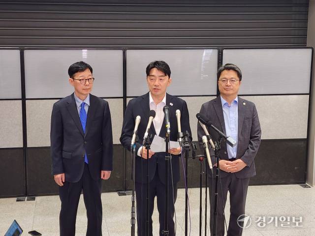 12일 인천국제공항 제2여객터미널에서 강훈식 대통령실 비서실장이 기자회견을 하고 있다. 이병기기자