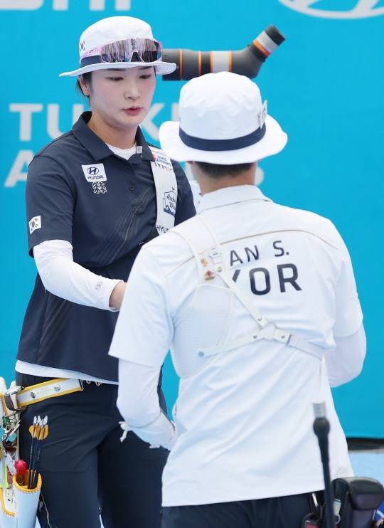 인사하는 강채영-안산. 사진[연합뉴스]