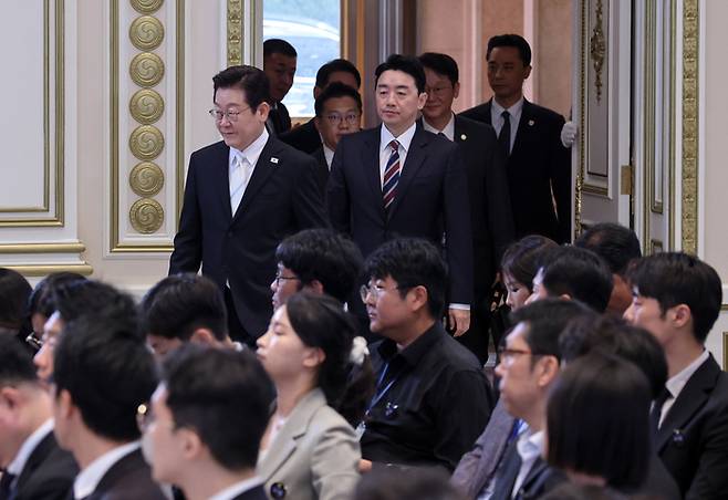 이재명 대통령이 취임 100일째가 되는 11일 오전 서울 청와대 영빈관에서 ‘회복을 위한 100일, 미래를 위한 성장’이라는 슬로건을 걸고 기자회견에 참석하고 있다. [김호영 기자]