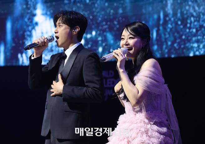 [2025 세계지식포럼] 10일 서울 중구 장충아레나에서 열린 제26회 세계지식포럼 갈라만찬에서 축하공연하는 뮤지컬 배우 부부 김소현 손준호. [한주형기자]