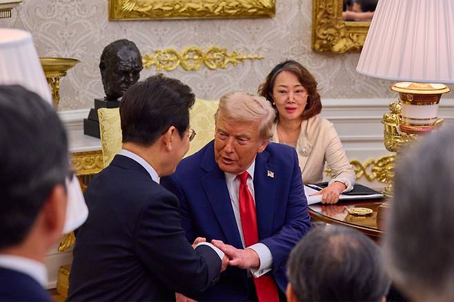 이재명 대통령이 지난달 25일(현지시간) 미국 워싱턴DC 백악관에서 도널드 트럼프 미국 대통령과 한미정상회담 도중 악수를 하는 모습. [워싱턴DC = 김호영 기자]