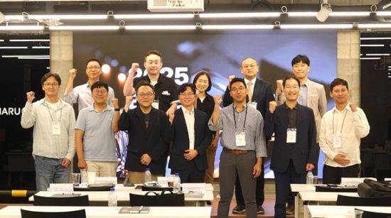 라플라스×ETRI 딥테크 투자 포럼 참석자들이 포즈를 취하고 있다/사진=라플라스 파트너스