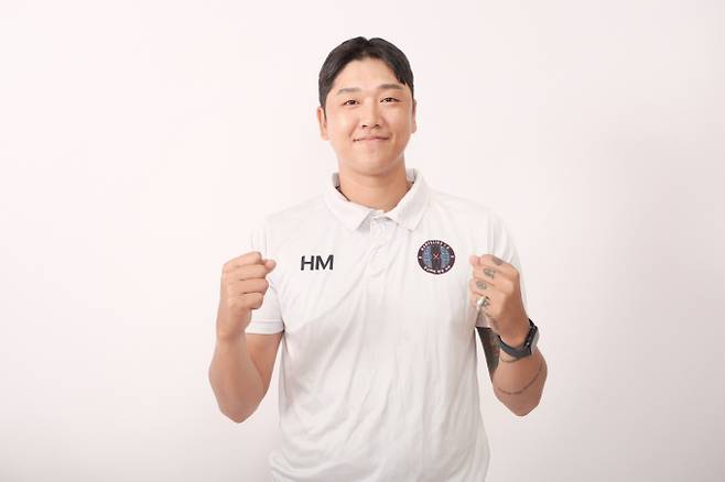 전 축구선수 겸 유튜버로 활약한 문홍 감독이 필리핀 프로축구 1부리그에서 사령탑으로 데뷔한다. 사진은 필리핀 프로축구 1부리그 마할리카FC의 셔령탑으로 부임한 문 감독. /사진=하위나이트 제공