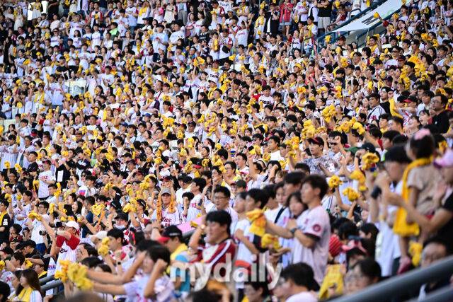 2025년 8월 30일 오후 서울 잠실구장에서 열린 '2025 신한 SOL뱅크 KBO 리그' 키움 히어로즈와 LG 트윈스의 경기. LG 팬들이 응원하고 있다./마이데일