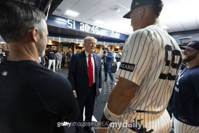 뉴욕 양키스 애런 저지가 도널드 트럼프 대통령과 이야기하고 있다./게티이미지코리아