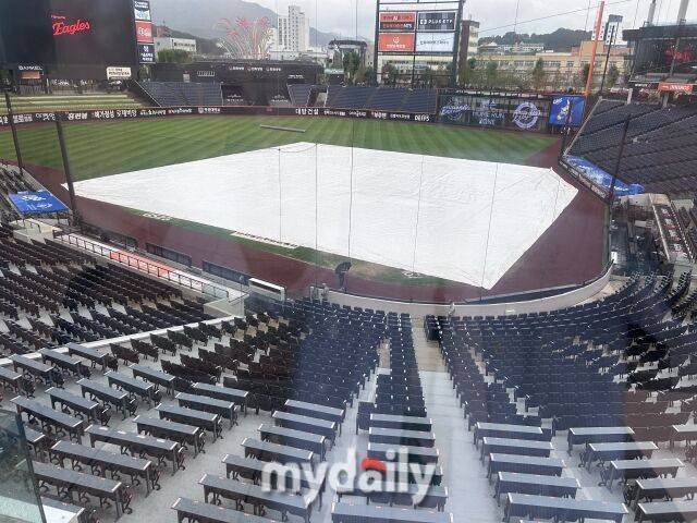 대전 신구장에 대형 방수포가 등장했다./대전 = 이정원 기자