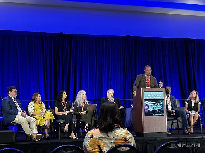 25일 미국 플로리다주 올랜도 로젠센터호텔에서 열린 감당가능주택 컨퍼런스의 한 세션에서 사회자가 발언하고 있다. 김희량 기자