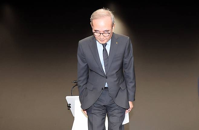 김영섭 KT 대표가 지난 11일 서울 종로구 KT 광화문빌딩 웨스트 사옥에서 소액결제 피해와 관련해 고개 숙여 사과하고 있다. [연합]