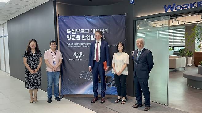 워커린스페이스 기업부설연구소 방문한  자크 플리스 주한 룩셈부르크 대사 일행이 기념촬영을 하고 있다.[워커린스페이스 제공]