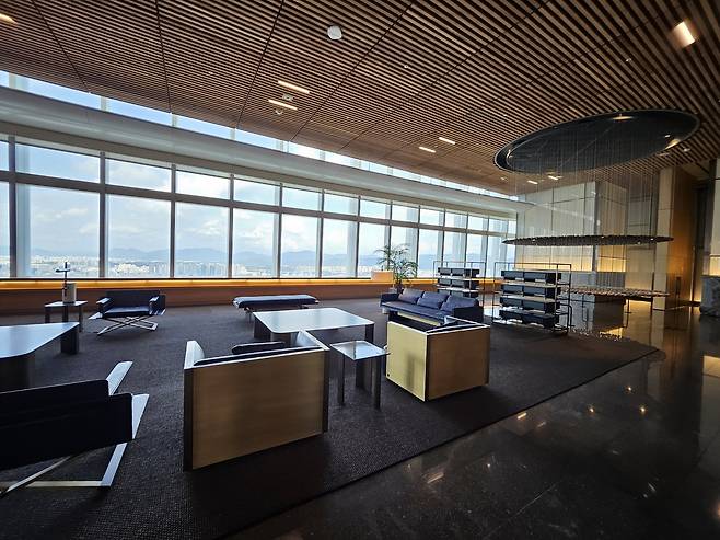 시그니엘 레지던스 42층 라운지 전경. 서울 전경이 보이는 이곳은 입주민 전용 출입증이 있어야 이용 가능하다. [서정은 기자]