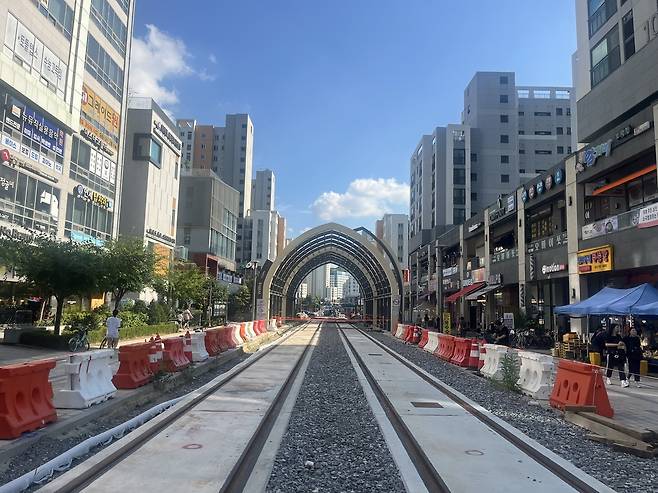 한창 공사 중인 위례선 트램(노면전차) 107번 정거장 인근  박병국 기자