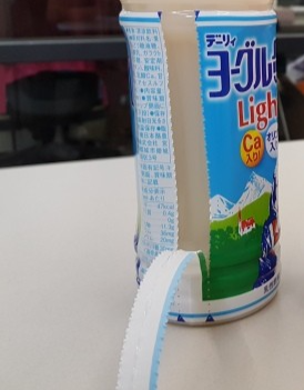 일본 페트병 제품이 절취선에 따라 라벨이 제거되는 모습 [헤럴드 DB]