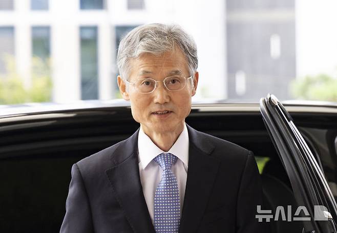 [서울=뉴시스] 김근수 기자 = 조희대 대법원장이 12일 서울 서초구 대법원으로 출근하고 있다. 대법원은 오늘 더불어민주당이 추진하는 사법개혁에 대한 대책 논의를 위해 전국법원장회의를 소집한다. 이번 임시회의에선 민주당의 사법개혁 5대 의제에 대해 논의할 예정이다. 2025.09.12. ks@newsis.com