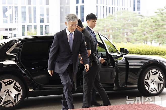 [서울=뉴시스] 김근수 기자 = 조희대 대법원장이 12일 서울 서초구 대법원으로 출근하고 있다. 대법원은 오늘 더불어민주당이 추진하는 사법개혁에 대한 대책 논의를 위해 전국법원장회의를 소집한다. 이번 임시회의에선 민주당의 사법개혁 5대 의제에 대해 논의할 예정이다. 2025.09.12. ks@newsis.com