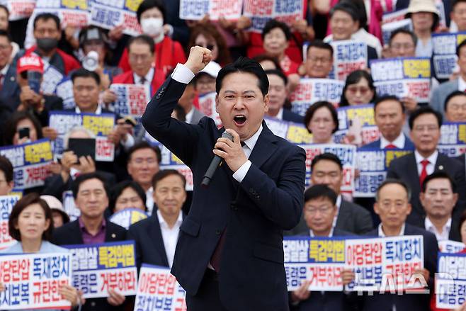 [서울=뉴시스] 김명년 기자 = 장동혁 국민의힘 당 대표가 12일 오후 서울 여의도 국회에서 열린 '야당탄압 독재정치 규탄대회'에서 연설하고 있다. 2025.09.12. kmn@newsis.com