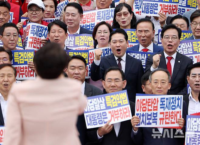 [서울=뉴시스] 김명년 기자 = 장동혁 국민의힘 당 대표와 송언석 원내대표가 12일 오후 서울 여의도 국회에서 열린 '야당탄압 독재정치 규탄대회'에서 구호를 외치고 있다. 2025.09.12. kmn@newsis.com