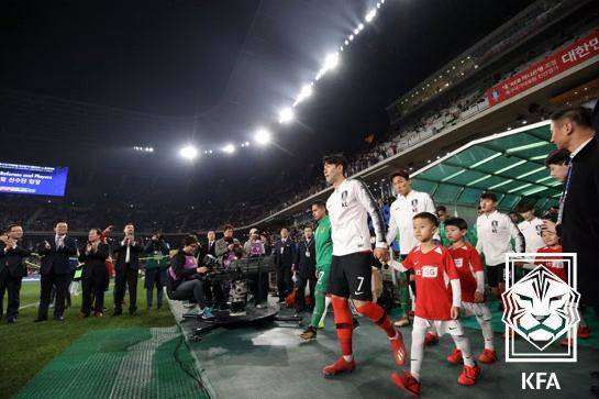 [서울=뉴시스] 선수 입장 중인 한국 축구 대표팀과 볼리비아. (사진=대한축구협회 제공) *재판매 및 DB 금지