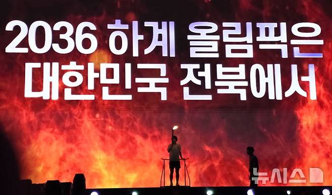 [고창=뉴시스] 김종효 기자 = 12일 고창군 공설운동장에서 열린 '제62회 전북특별자치도민체육대회' 개막식, 성화 봉송 마지막 주자인 고창출신 배드민턴 유망주 천혜인 선수가 성화점화대에 오르고 있다. 2025.09.12. kjh6685@newsis.com