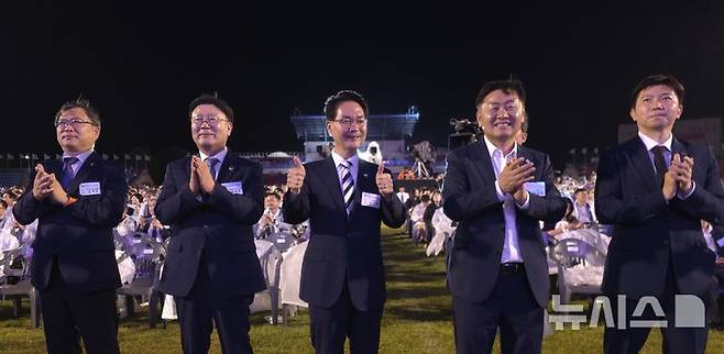 [고창=뉴시스] 김종효 기자 = 12일 고창군 공설운동장에서 열린 '제62회 전북특별자치도민체육대회' 개막식, 개최지 고창군의 선수단이 입장하자 (왼쪽부터) 유정기 전북교육감 권한대행, 문승우 전북도의장, 심덕섭 고창군수, 김관영 도지사, 유승민 대한체육회장이 선수단을 환영하고 있다. 2025.09.12. kjh6685@newsis.com