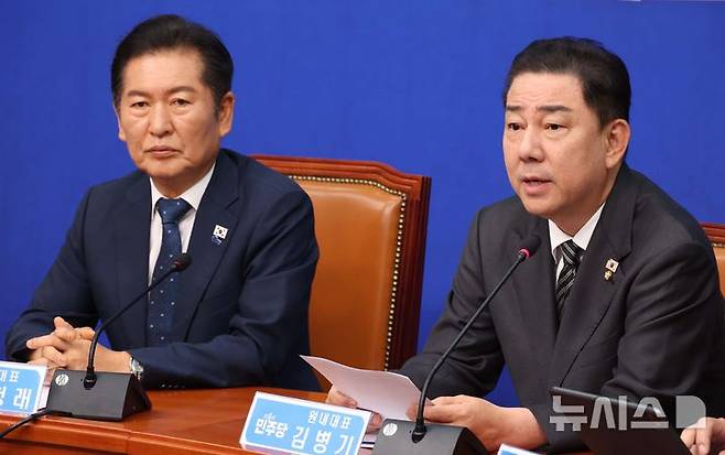 [서울=뉴시스] 조성봉 기자 = 김병기 더불어민주당 원내대표가 12일 오전 서울 여의도 국회에서 열린 최고위원회의에서 발언을 하고 있다. 왼쪽은 정청래 대표. 2025.09.12. suncho21@newsis.com