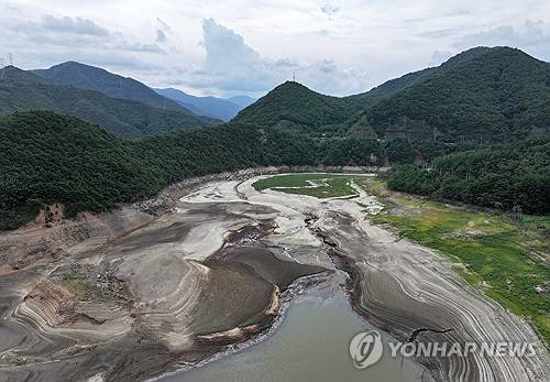 바닥 드러낸 오봉저수지 [연합뉴스 제공]