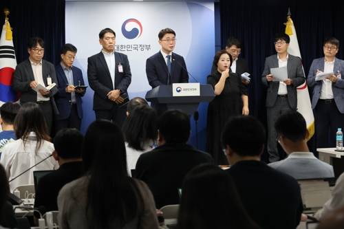 류제명 과학기술정보통신부 제2차관과 KT 관계자들이 10일 서울 종로구 정부서울청사에서 KT 무단 소액결제 침해사고 관련 브리핑을 하고 있다. <저작권자(c) 연합뉴스, 무단 전재-재배포, AI 학습 및 활용 금지>