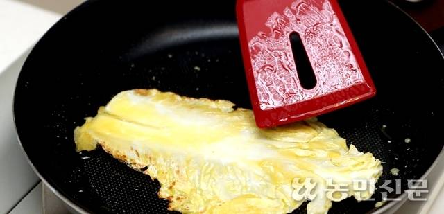 부칠 때 살살 눌러주면 납작하게 모양이 잡힌다.