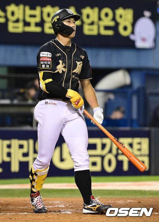 [OSEN=잠실, 조은정 기자]11일 오후 서울 잠실구장에서 ‘2025 신한 SOL Bank KBO리그’ LG 트윈스와 KT 위즈의 경기가 열렸다.홈팀 LG는 치리노스, 방문팀 KT는 헤이수스를 선발로 내세웠다.8회초 1사 KT 유준규가 LG 김진성과 11구 승부 끝 볼넷을 골라내며 출루하고 있다. 2025.09.11 /cej@osen.co.kr