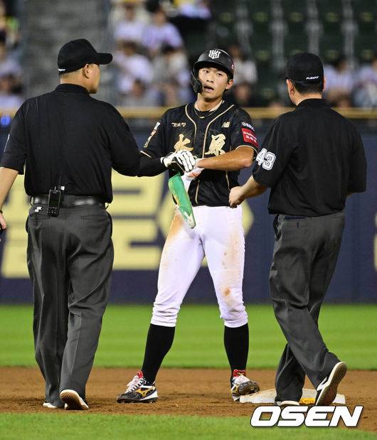 [OSEN=잠실, 조은정 기자]11일 오후 서울 잠실구장에서 ‘2025 신한 SOL Bank KBO리그’ LG 트윈스와 KT 위즈의 경기가 열렸다.홈팀 LG는 치리노스, 방문팀 KT는 헤이수스를 선발로 내세웠다.8회초 1사 1,2루에서 KT 유준규가 물을 요청하고 있다. 2025.09.11 /cej@osen.co.kr
