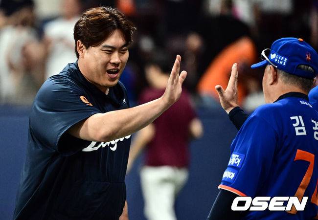 [OSEN=고척, 조은정 기자] 한화 류현진이 김경문 감독과 승리를 기뻐하고 있다. 2025.08.26 /cej@osen.co.kr