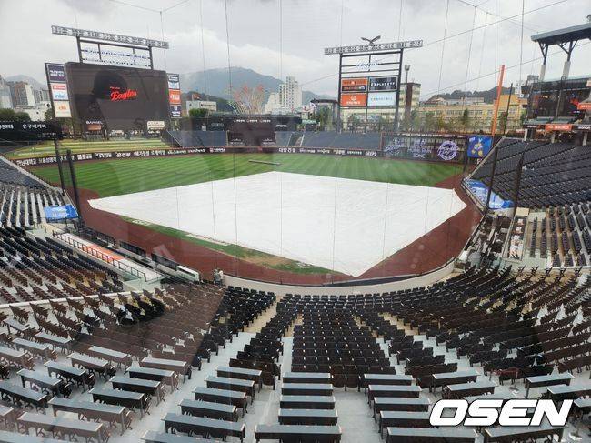 [OSEN=대전, 이상학 기자] 12일 대전 한화생명볼파크에서 방수포가 덮여있다. 2025.09.12 /waw@osen.co.kr