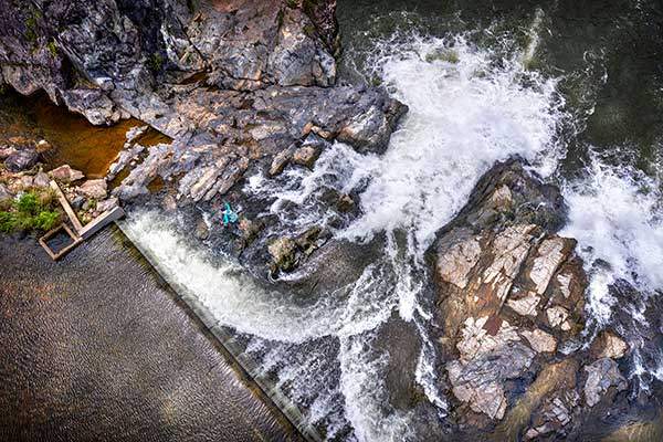 죽도관문. 원래 능선이었으나, 사람의 욕심으로 능선이 끊어졌다. 죽도는 조선시대 정여립이 죽은 곳으로 이름만 섬이었으나, 이후 진짜 섬이 되었다.