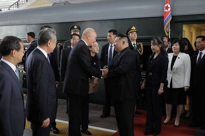 조선중앙통신이 공개한 김정은의 베이징역 도착 사진