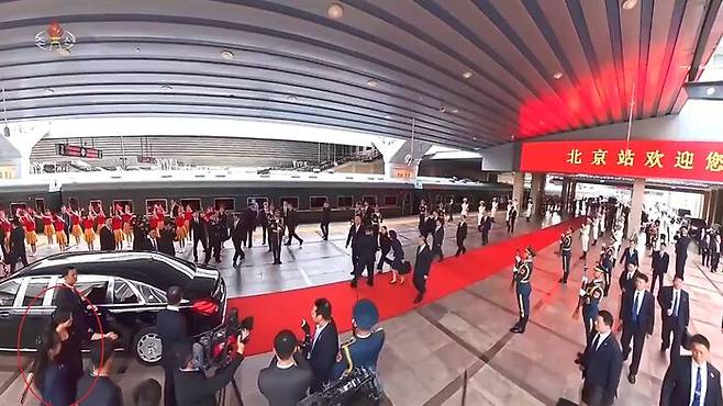 외곽에서 현송월의 안내를 받는 김주애 (조선중앙TV)