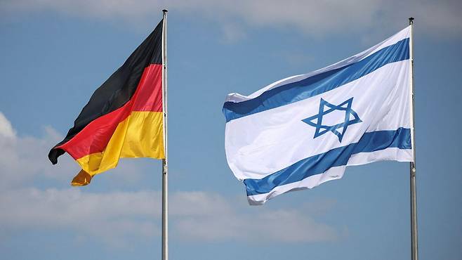 독일 국기(왼쪽)와 이스라엘 국기가 나란히 나부끼고 있다. 독일은 2차대전 종전 후 국제사회에서 이스라엘을 가장 적극적으로 지지해왔으나, 최근 분위기는 예전과 많이 달라졌다는 분석이 지배적이다. 급기야 11일(현지시간) 블룸버그 통신은 “독일이 프랑스처럼의 팔레스타인을 이스라엘과 동등한 주권국으로 인정하는 ‘2국가 해법’ 지지 대열에 합류할 것”이라고 보도했다. 로이터연합뉴스