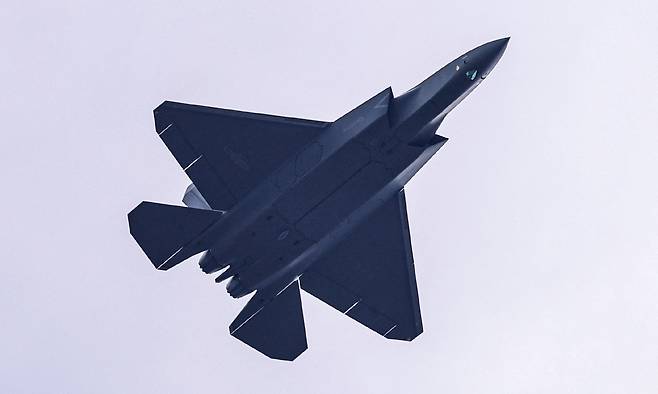 중국의 J-35 스텔스 전투기가 비행을 하고 있다. 로이터·연합뉴스