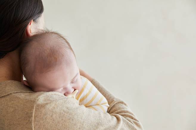 부모의 보살핌과 안정적인 양육 환경이 아이의 수면 건강에 중요한 역할을 한다는 연구 결과가 나왔다. 게티이미지뱅크