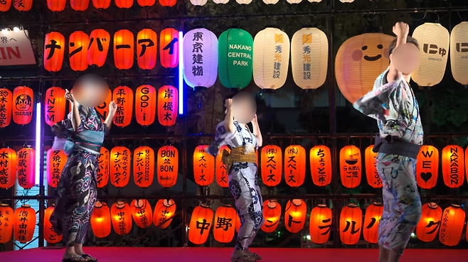 지난 8월 1일 일본 도쿄 나카노구 나카노 센트럴파크에서 열린 ‘핑크 본오도리’ 행사에서 남성의 성기를 소재로 한 노래에 맞춰 춤을 추는 퍼포먼스(사진)를 선보여 현지에서 논란이 됐다. 유튜브(@Nomadic Japan) 캡처