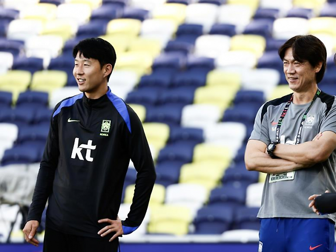 홍명보 한국 축구 국가대표팀 감독과 손흥민이 9일(한국시간) 미국 테네시주 내슈빌의 지오디스파크에서 멕시코와의 평가전을 앞두고 대화하고 있다. 대한축구협회 제공