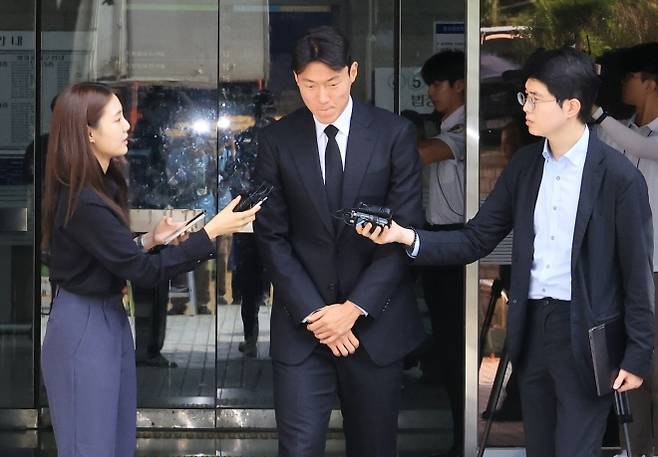 ‘불법 촬영’ 황의조 2심도 징역형 집행유예 - 축구선수 황의조씨가 4일 서울 서초구 서울중앙지법에서 열린 성폭력범죄의 처벌 등에 관한 특례법 위반(카메라 등 이용촬영) 혐의 2심 선고재판에서 징역형 집행유예 선고를 받고 법원을 나서며 기자의 질문에 답하고 있다. 2025.9.4 연합뉴스