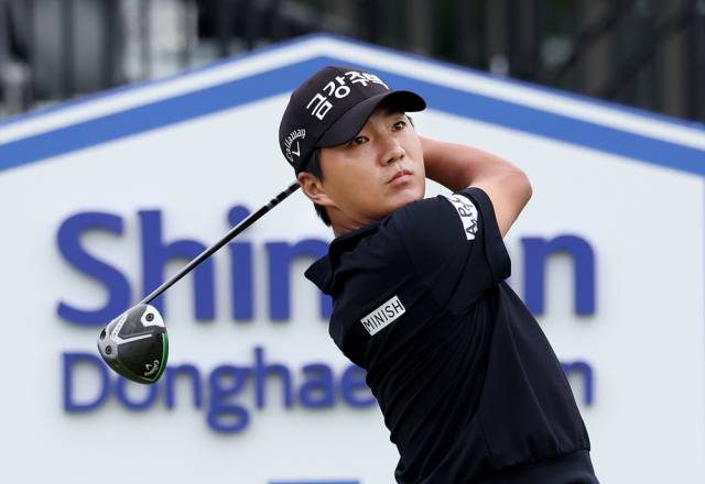 옥태훈이 12일 신한 동해오픈 2라운드 1번 홀에서 티샷을 날리고 있다. 사진 제공=KPGA